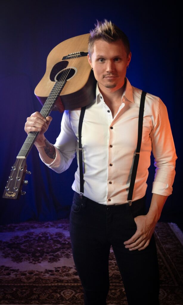 Tuomas Salminen, trubaduuri ja kitaristi.