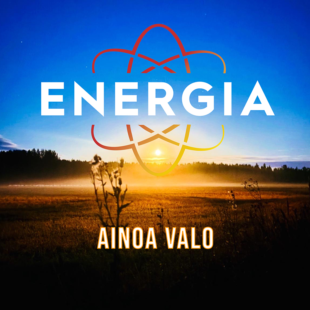 Energian singlen kannessa on aurinko horisontissa, suomalaisessa peltomaisemasas.