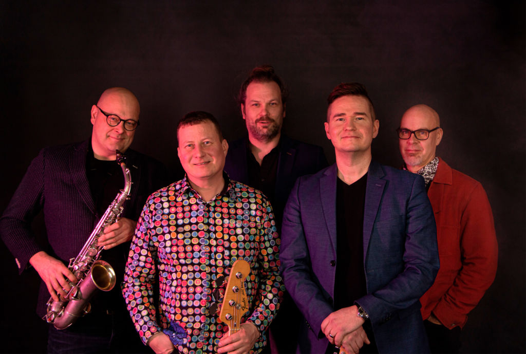 Relax Cornerin muusikot rivissä.