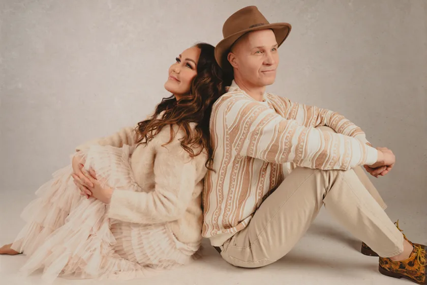 Saija_Tuupanen and Marko_Maunuksela are sitting on the floor back to back on the cover of the single "Beautiful and Good".