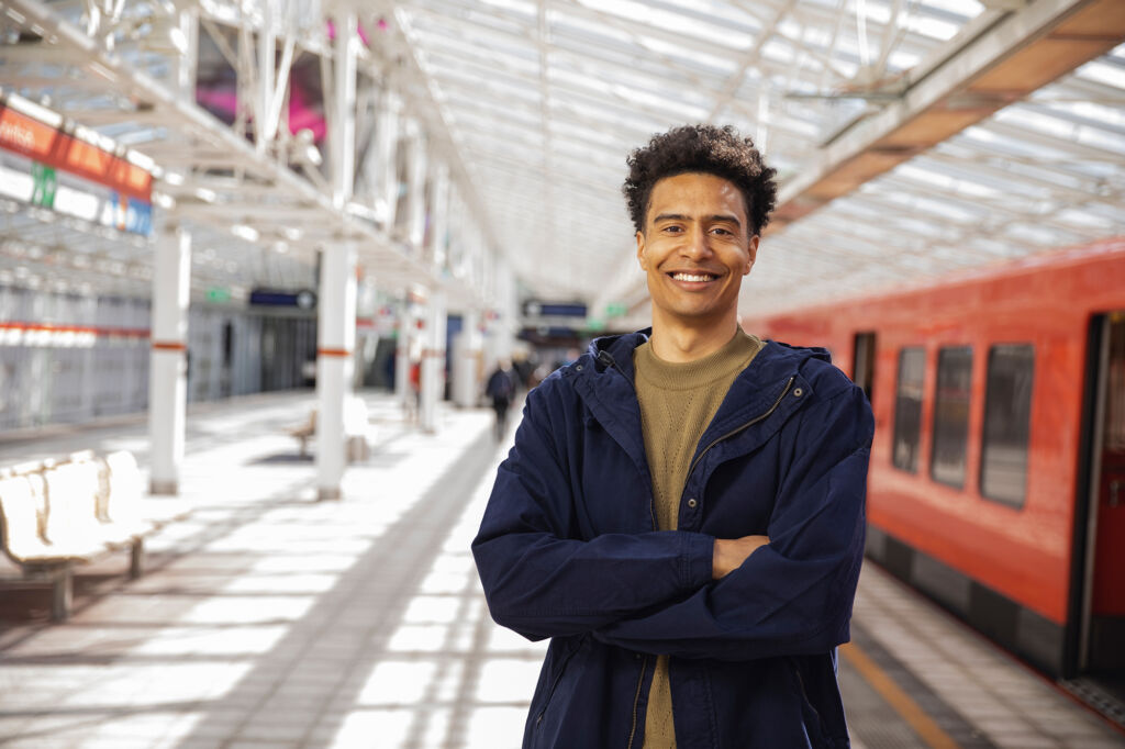 Poliitikko, juontaja, ja puhuja Shawn Huff seisoo metroasemalla.