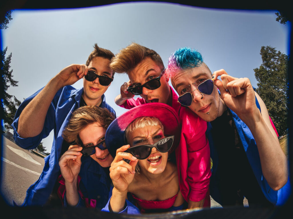 SoSonic-bilebändi mustissa aurinkolaseissaan.