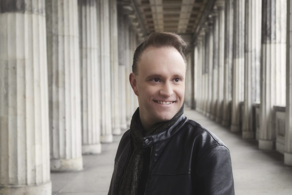 Teijo Lindströn. Taustalla komea pylväshalli