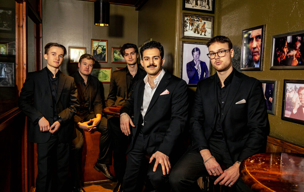 Kanava-yhtye ja sen soittajat.