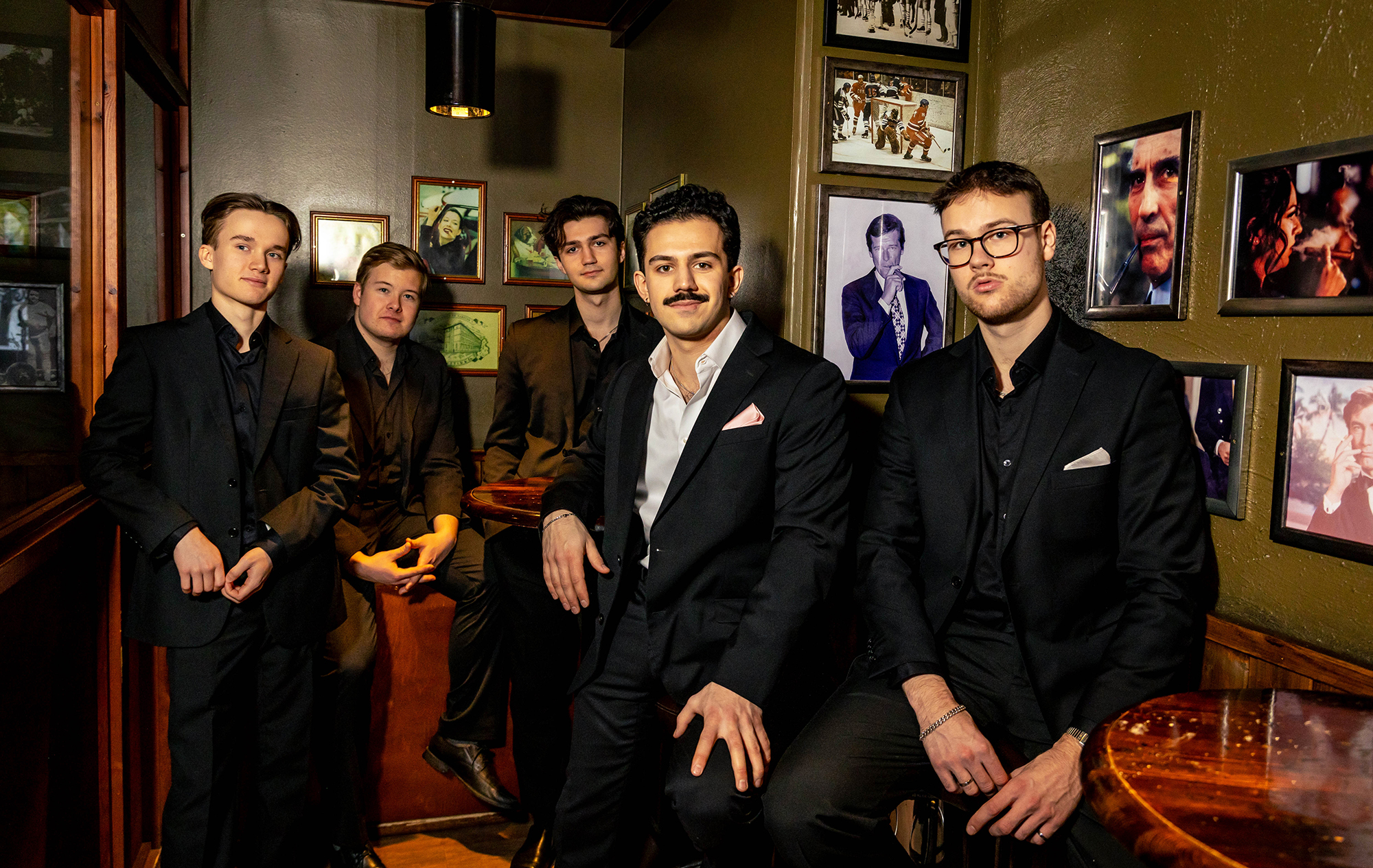 Kanava-yhtye ja sen soittajat.