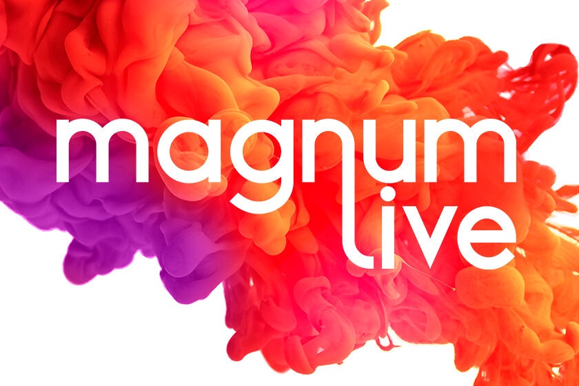 MagnumLiven logo, taustalla väriroiske.