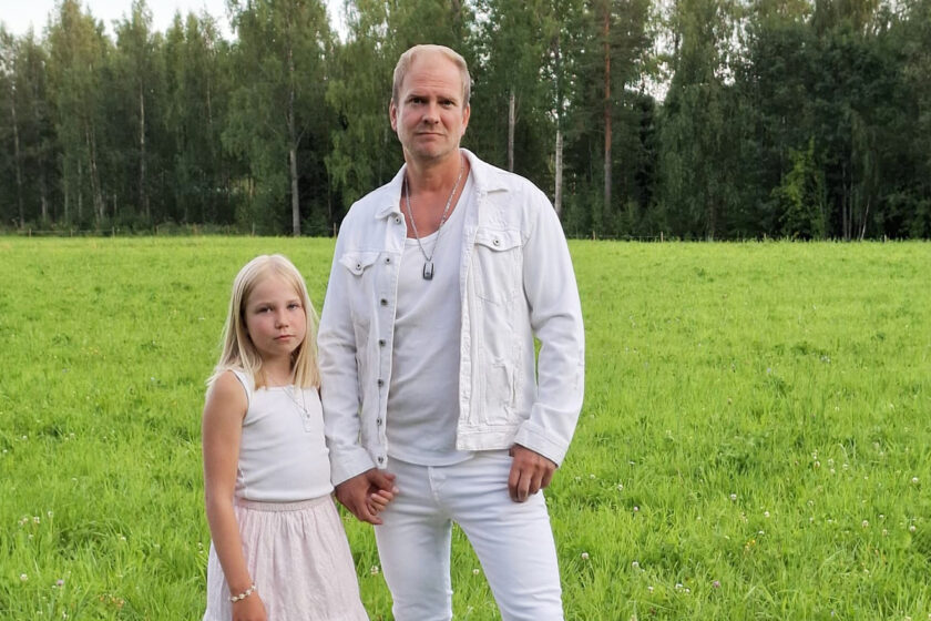Mikko Mäkeläinen ja Emelia Mäkeläinen kesäisellä niityllä.