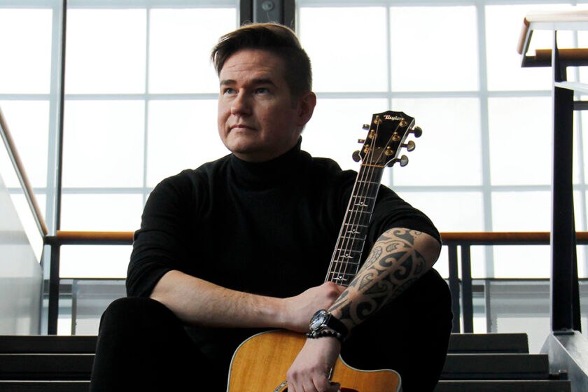 Olli Lepänrinteen singlen kannessa Olli istuu portailla kitaransa kanssa.