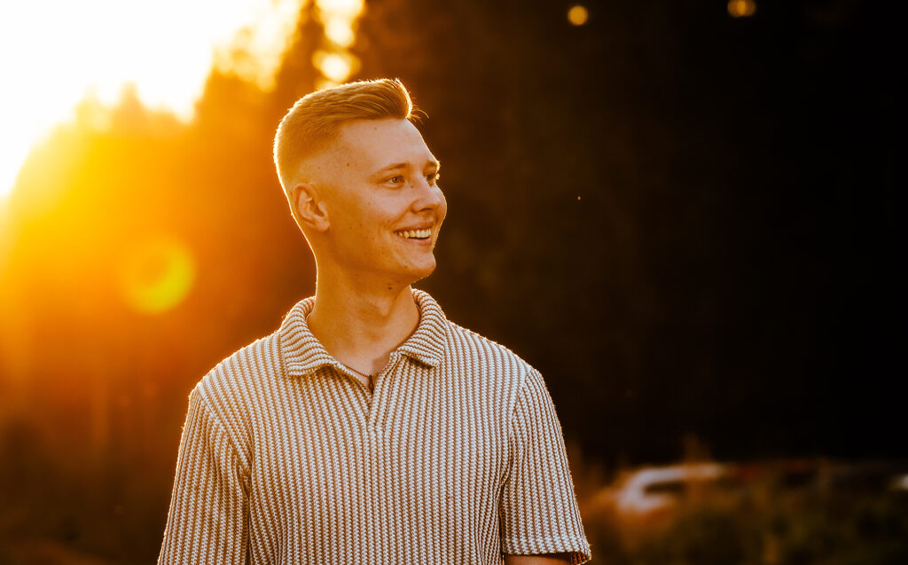 Oskar Lehtinen ilta-auringossa.