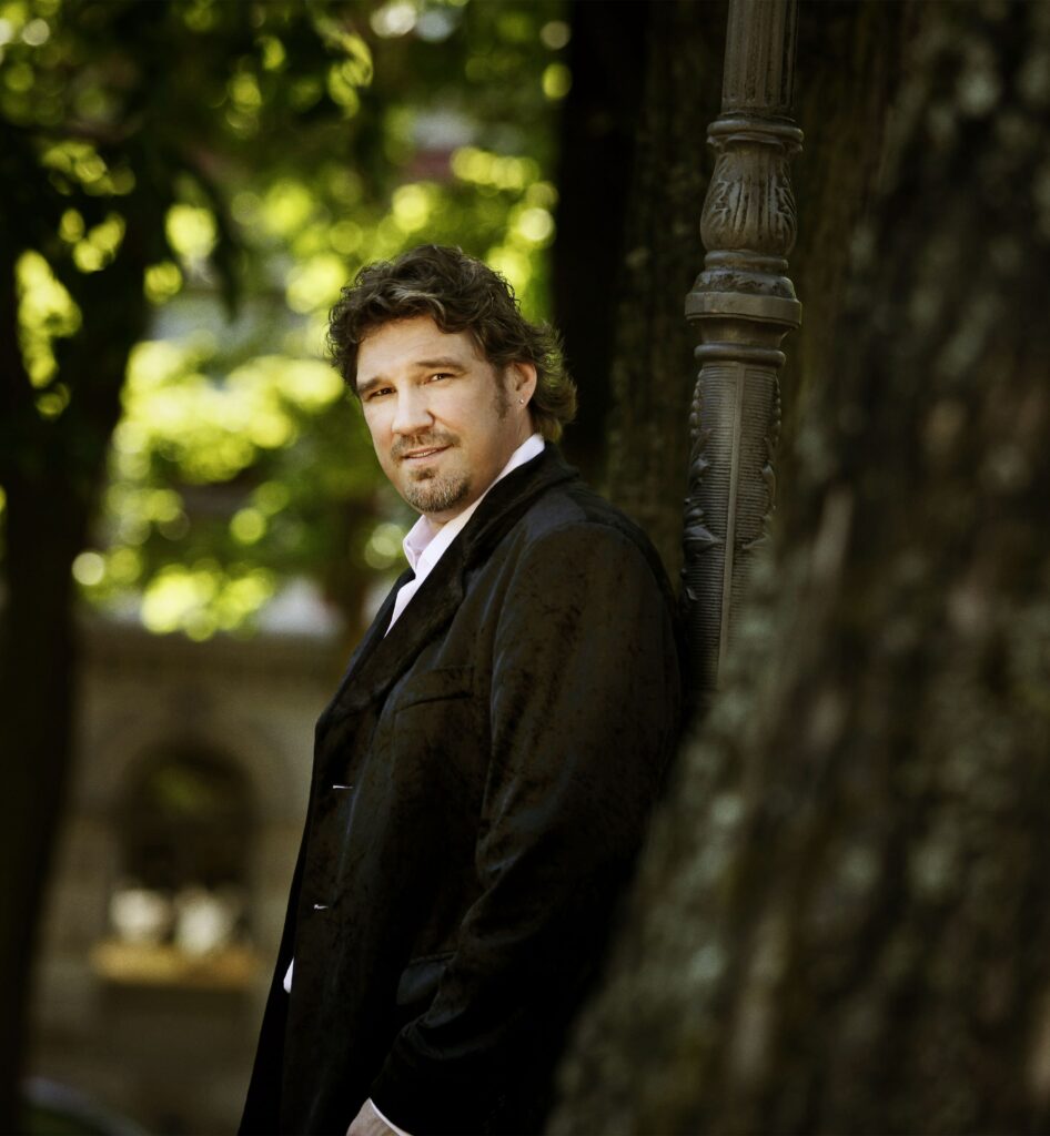 Pentti Hietanen varjoisassa puistomaisemassa.