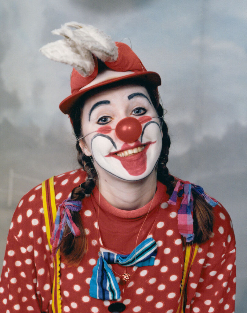 Riesa-Pella värikkäässä asussa.