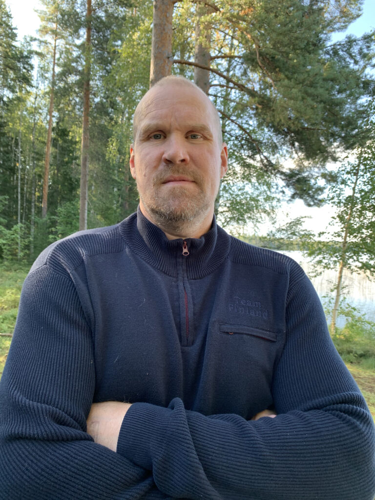 Sami Helenius kesäisissä järvimaisemissa.