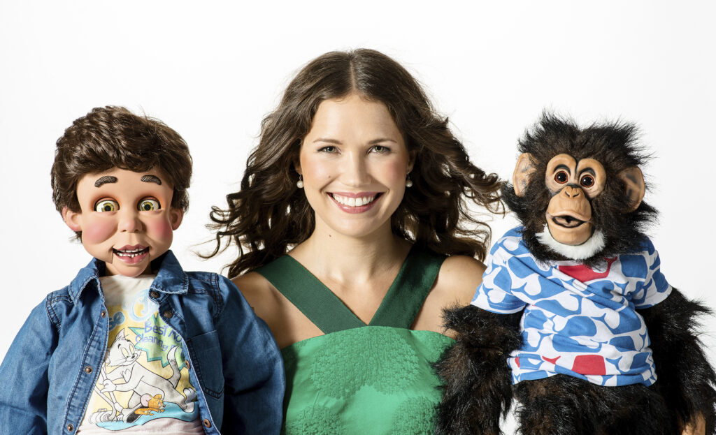 Vatsastapuhuja Sari Aalto nukkeineen.