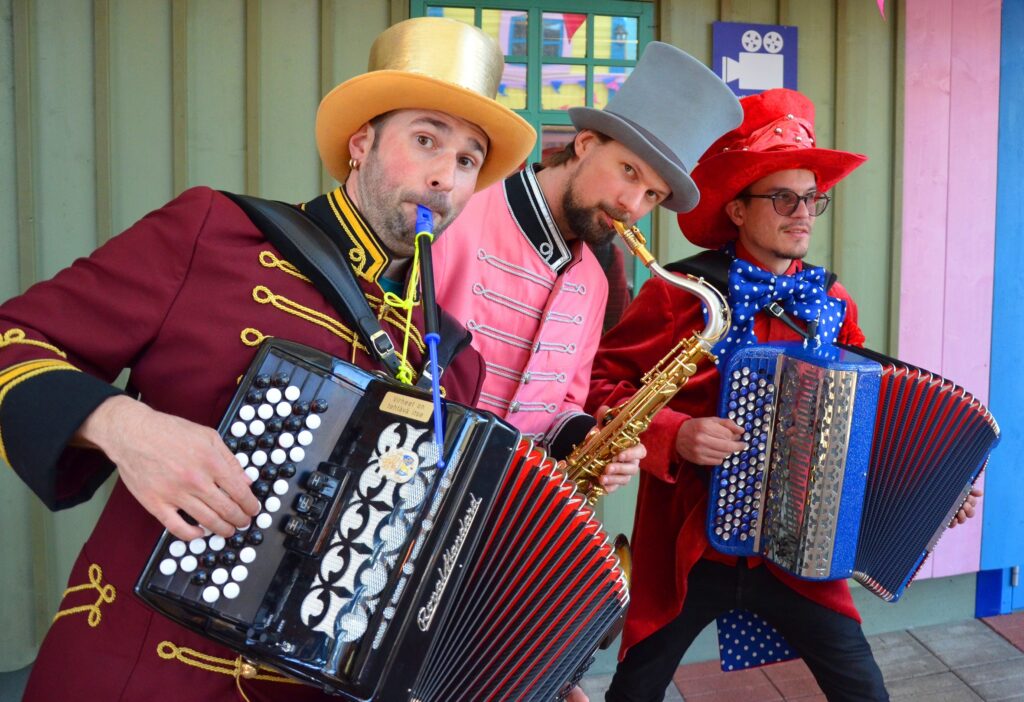 Sirkusorkesterin iloiset hahmot