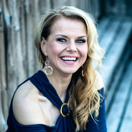 Susanna Heikki istuu portailla.
