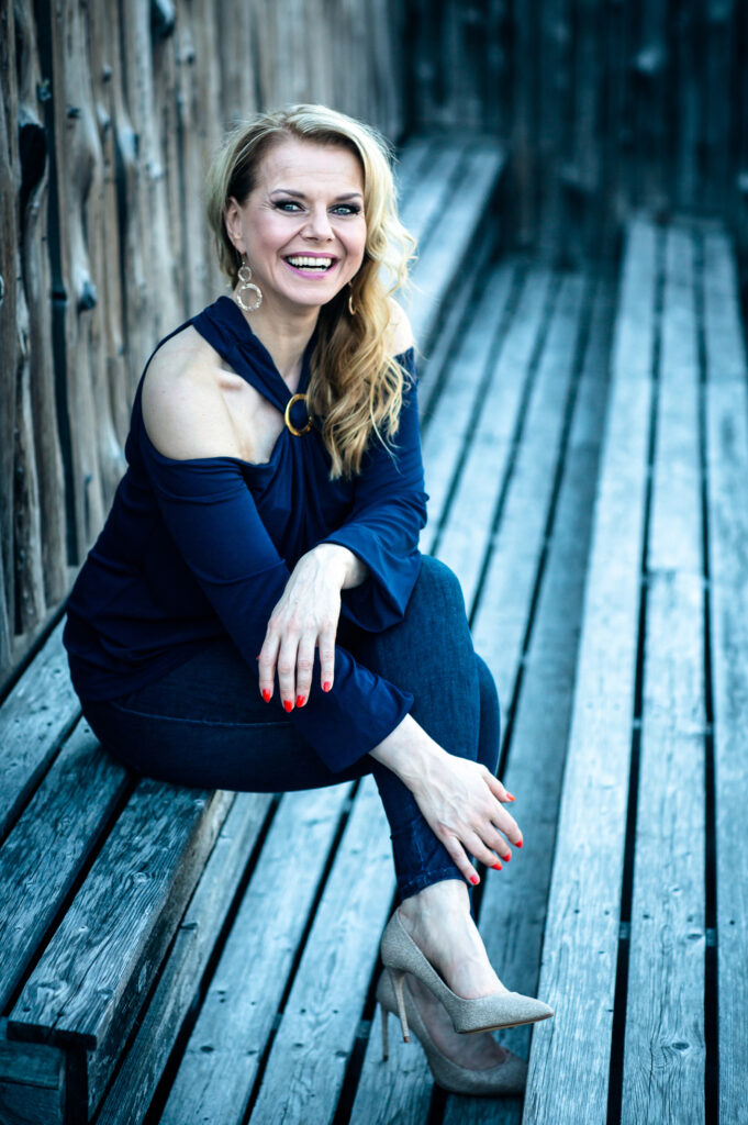 Susanna Heikki istuu portailla.