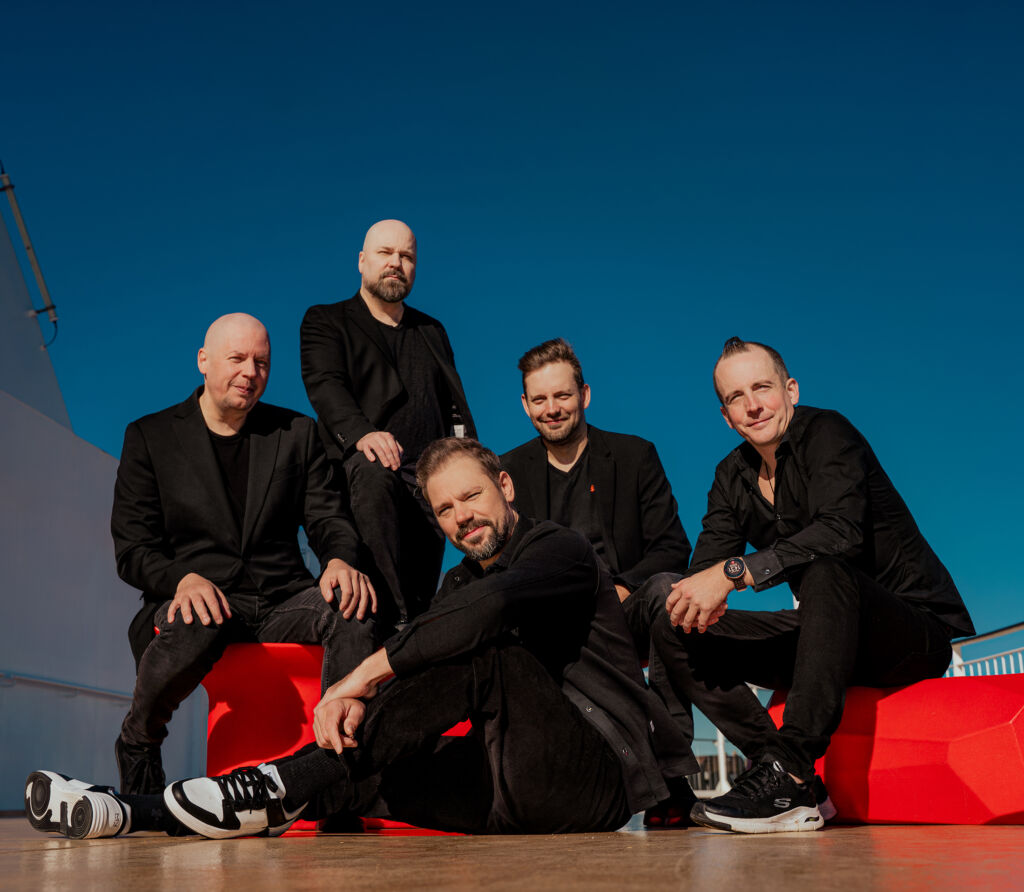 Taikakuu-yhtye, ryhmäkuva laivan kannella.