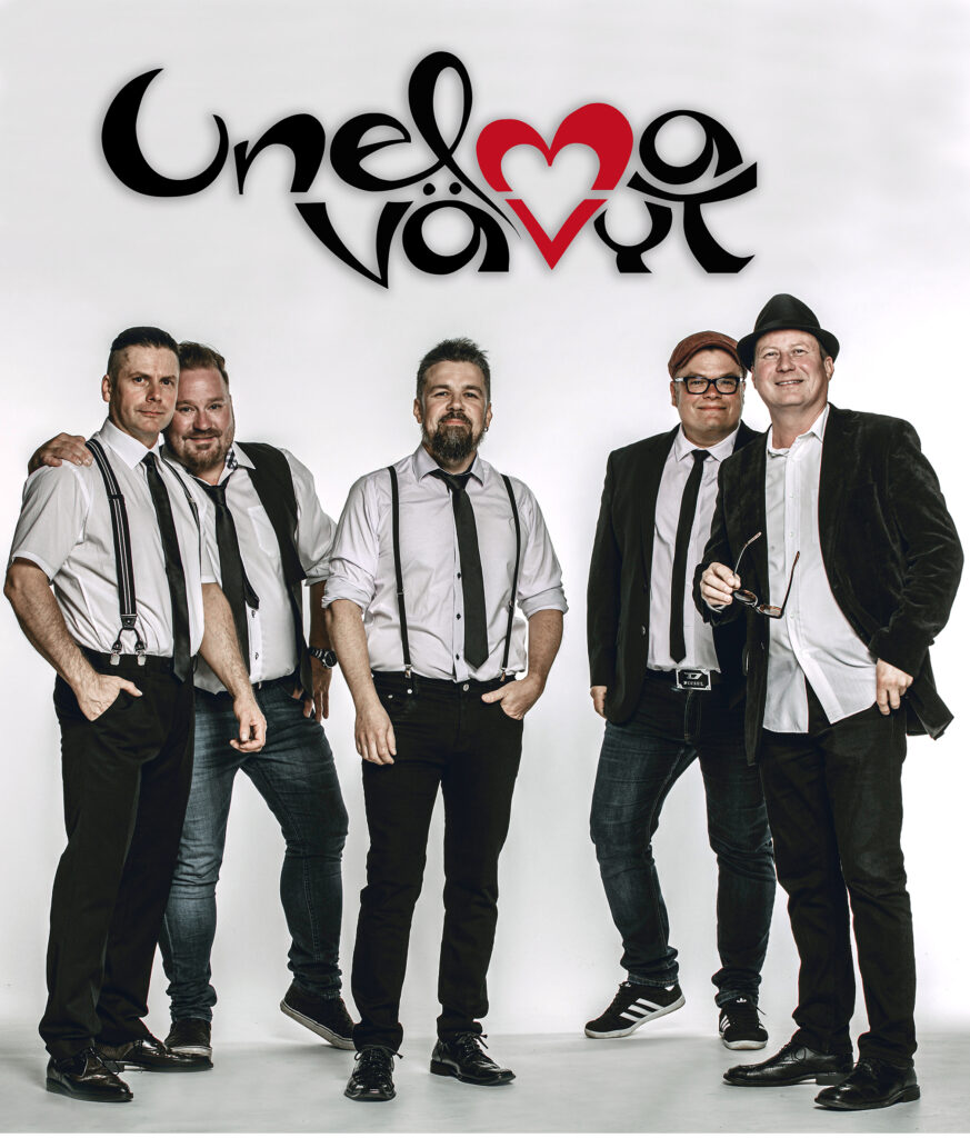 Unelmavävyt rivissä yhtyeen logo yläpuolellaan.