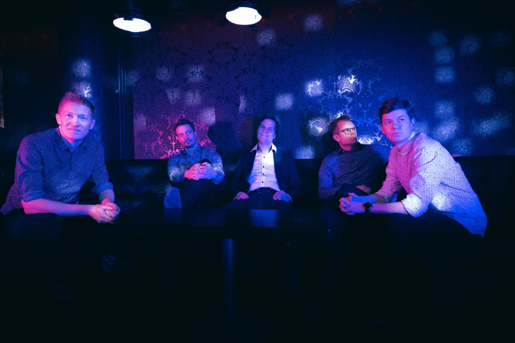 Viihdytin-bilebändi sinisessä valossa sohvaryhmässä.